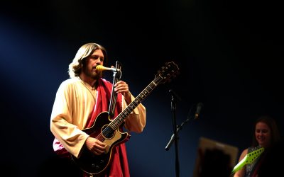 Musikk i kristendommen: Fra salmesang til moderne lovsang